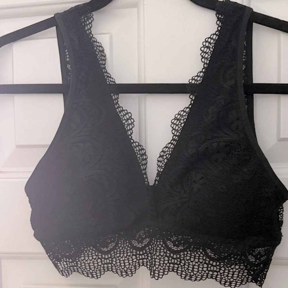 NWT black bralette lace - Fits small BRA Plunging V-no underwires SX/S S/M‎ m/L
